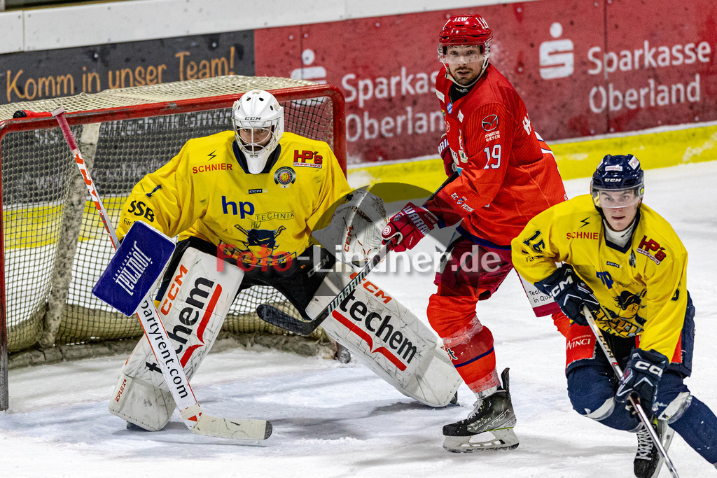 EC Peiting vs Stuttgart REBELS SEC | Eishockey Oberliga Süd 2023/2024, EC Peiting vs Stuttgart REBELS SEC, 20231219,
Warten auf den Schuss vor dem Tor von Jonas GÄHR (REBELS Goalie 1),
2023-12-19 in Peiting (Eisstadion)
1 Jonas GÄHR (REBELS Goalie 1), 19 Marco HABERMANN (ECP 19), 16 Michael RUDOLPH (REBELS 16)
Copyright: WolfgangxLindner