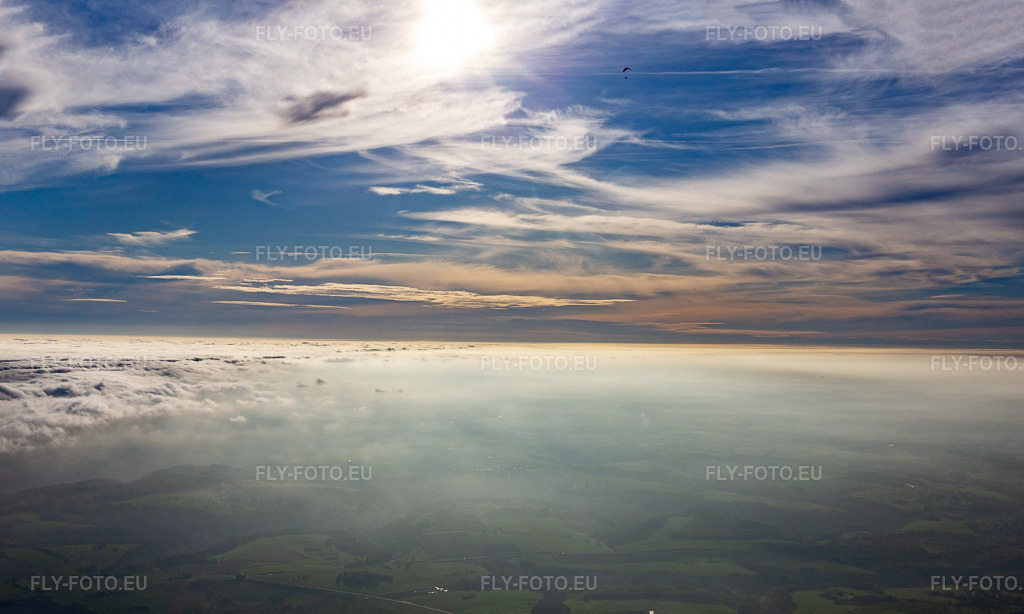 Vue aérienne: Nuages au-dessus des Vosges du Nord à Roppeviller dans le département Moselle, France. Photo: IMG_143773-Pano.jpg prise le 26/10/2024 par Werner Riehm/FLY-FOTO.eu – Résolution de l'original: 6549 x 3925 px