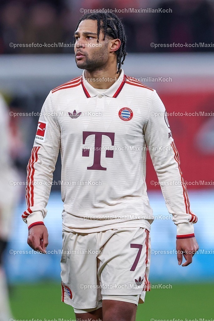 Lev15022501318 | 15.02.2025, Fußball, Bayer 04 Leverkusen - FC Bayern München, 1. Fußball Bundesliga, 22. Spieltag, BayArena, Saison 2024 2025: Serge Gnabry (FC Bayern #7)DFB regulations prohibit any use of photographs as image sequences and or quasi-video.