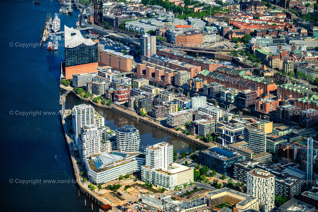 Hamburg_Hafencity_Strandkai_ELS_1813240525 | HAMBURG 24.05.2025 Gebäudekomplexedes am Überseequartier am Chicagokai - Osakaallee im Bereich des ehemaligen Grasbrooks im Ortsteil Hafencity in Hamburg, Deutschland. Weiterführende Informationen bei: CHRISTIAN DE PORTZAMPARC,  Depenbrock Bau GmbH & Co. KG,  F + Z Baugesellschaft, Zweigniederlassung der Hecker Bau GmbH & Co. KG,  Stump-Franki Spezialtiefbau GmbH,  Unibail-Rodamco Germany GmbH,  Unibail-Rodamco ÜSQ Süd Quartiersmanagement GmbH. // Building complex at the Ueberseequartier on Chicagokai - Osakaallee in the area of the former Grasbrook in the Hafencity district of Hamburg, Germany. Further information at: CHRISTIAN DE PORTZAMPARC,  Depenbrock Bau GmbH & Co. KG,  F + Z Baugesellschaft, Zweigniederlassung der Hecker Bau GmbH & Co. KG,  Stump-Franki Spezialtiefbau GmbH,  Unibail-Rodamco Germany GmbH,  Unibail-Rodamco UeSQ Sued Quartiersmanagement GmbH. Foto: Martin Elsen