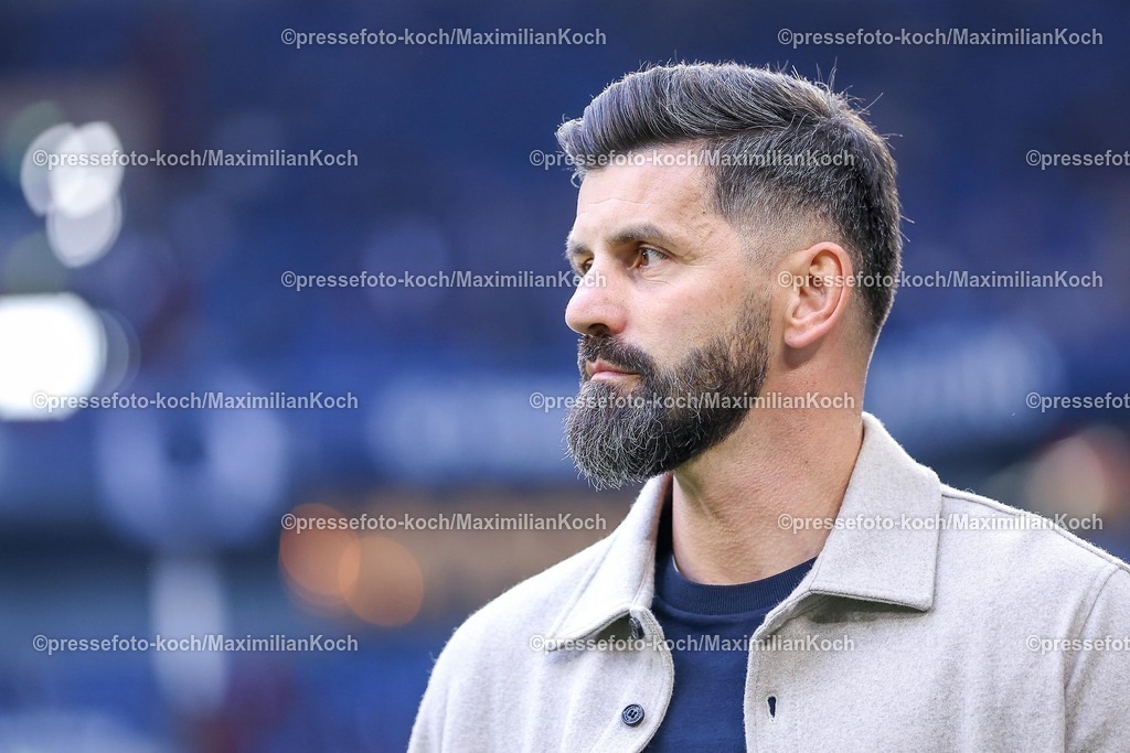 S0426092501018 | 25.09.2025, Fußball, FC Schalke 04 - SpVgg Greuther Fürth, 7.Spieltag, 2. Fußball Bundesliga, Veltins-Arena Gelsenkirchen, Saison 2025 2026: Cheftrainer Miron Muslic (Schalke04) DFB regulations prohibit any use of photographs as image sequences and or quasi-video.