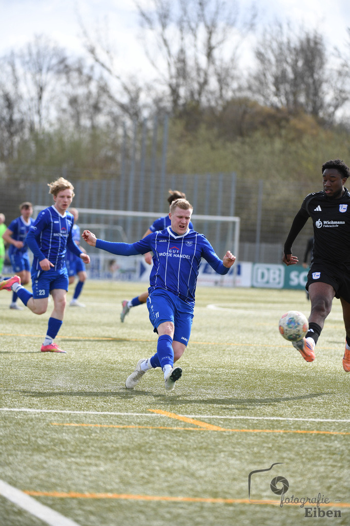 FC Rastede-VFl Stenum | Herren Bezirksliga 2; FC Rastede (blau)-VFL Stenum (schwarz) am 29.03.2026 in Rastede (Sportanlage Köttersweg), Photo: Philip Eiben 2026 - Realisiert mit Pictrs.com