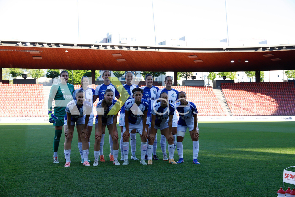 GC Zürich vs FC Zürich - AXA Women’s Super League Playoffs - Stadion Letzigrund | Teamfoto of GC Zürich during the AXA Women’s Super League Playoffs quarter-final second leg between GC Zürich and FC Zürich at Stadion Letzigrund, Zurich, Switzerland. - Realisiert mit Pictrs.com