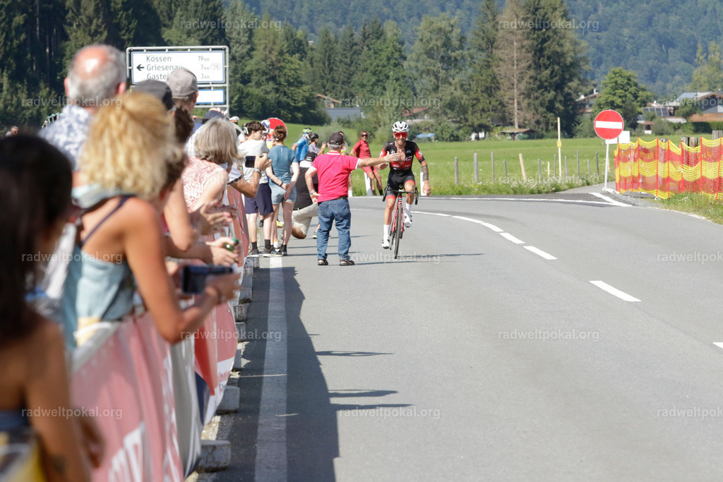 1207_20230817_Bewerb_Maenner_Muehlanger | AUT - OESTERREICH, 2023-08-16: SPORT RENNRAD-FAHREN - 55. INTERNATIONALER RADWELTPOKAL IN ST. JOHANN IN TIROL  - Vintage-Radrennen mit WM-Bronze-Medaillen-Siegerin Christina Schweinberger, den Teilnehmer und Alexander Baumann (vom Orginastions-Team) - TAG 2 BEWERB MAENNER IN SECHS GRUPPEN  ; Foto: Roland Muehlanger