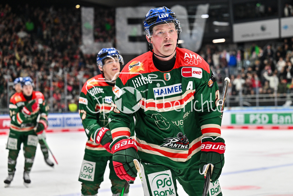 Augsburger Panther - EHC RB München | AUGSBURG, DEUTSCHLAND - 27. FEBRUAR: Jubel der Panther nach dem Anschlusstreffer zum 2-4 durch Cody KUNYK (Augsburger Panther 20) / Tor / Torschuetze / Freude / Happy während dem Match zwischen den Augsburger Panthern und dem EHC RB München am 46. Spieltag der Penny DEL im Curt Frenzel Stadion
