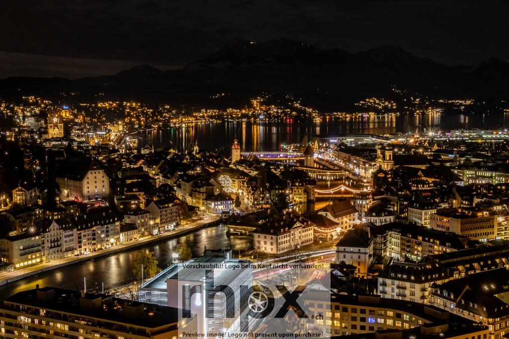 Aussicht auf Luzern in Weihnachtsstimmung | Nacht. Lichter. Weite. Ein funkelndes Meer aus goldenen Lichtern verwandelt Luzern in eine magische Kulisse vor den dunklen Bergen. Die warme Beleuchtung entlang der Reuss und der historischen Bauten schafft eine unvergleichliche, festliche Atmosphäre unter dem Nachthimmel. Wähle unter "Produktauswahl" dein Wunschformat: Vom klassischen Wandbild über Puzzle &amp; Tassen bis zum digitalen Download (z.B. als Handy-Hintergrund). - Realisiert mit Pictrs.com