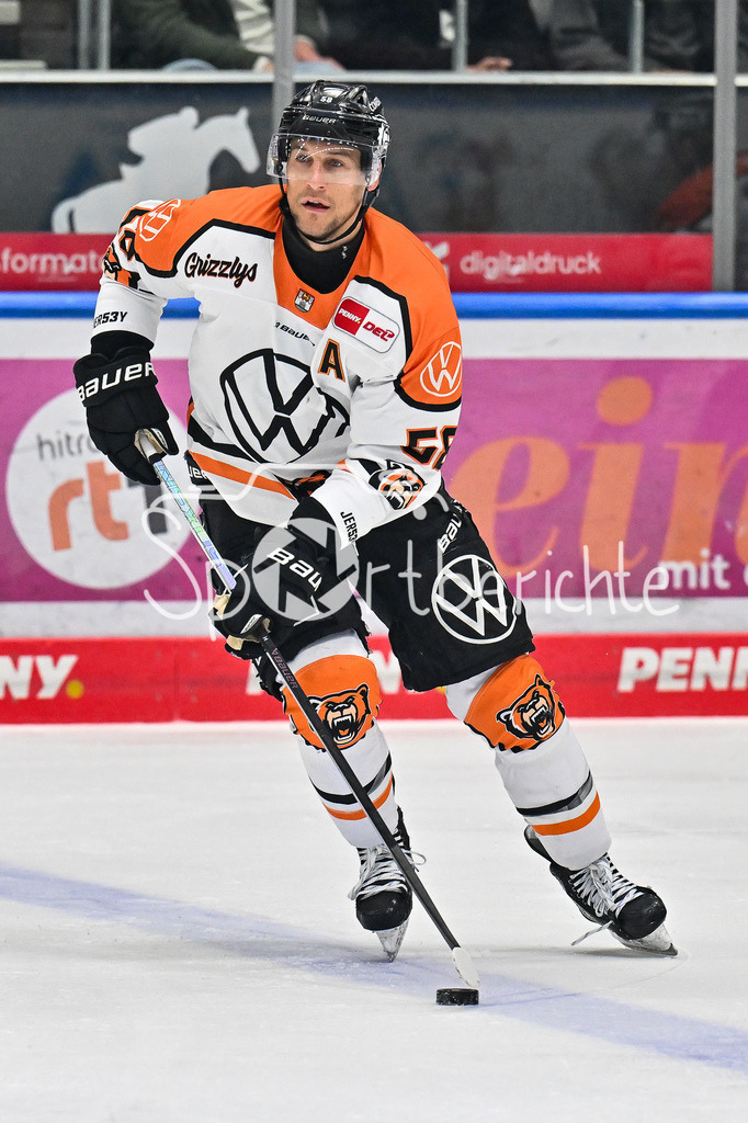 Augsburger Panther - Grizzlys Wolfsburg | am Puck Tyler GAUDET (Grizzlys Wolfsburg 58) / Einzelfoto / Freisteller  DEL: Augsburger Panther - Grizzlys Wolfsburg; Curt Frenzel Stadion am 10.10.2025