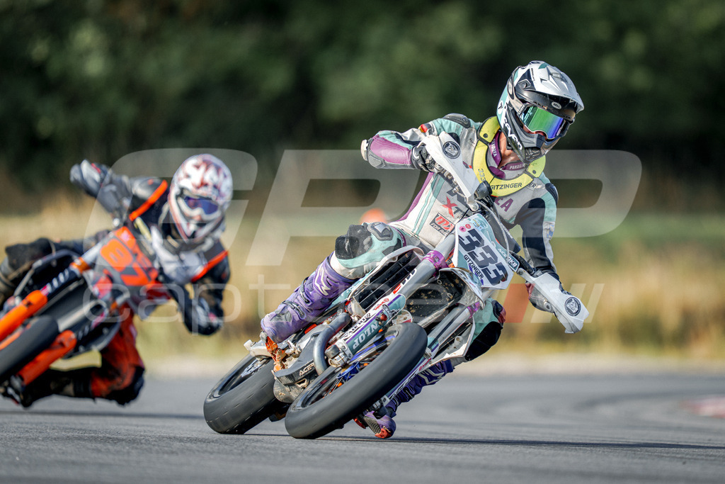 SuperMoto_Staatsmeisterschaft_Fuglau-3 | GRIPcapture steht für authentische Sportfotografie in Österreich – für Momente, die mehr sind als Geschwindigkeit oder Ergebnis. Es geht um Emotion, Spannung, Fokus und den Augenblick, der oft nur einen Wimpernschlag dauert.Ob Motorsport, Teamsport oder 