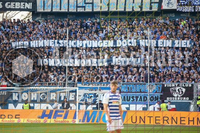 22.03.2026, GER, Fussball, Herren, 3. Liga, Saison 2025/2026, MSV Duisburg - 1860 München | die Fans vom MSV Duisburg mit einem Banner "Vier Himmelsrichtungen doch nur ein Ziel Kompassmodell Jetzt!"