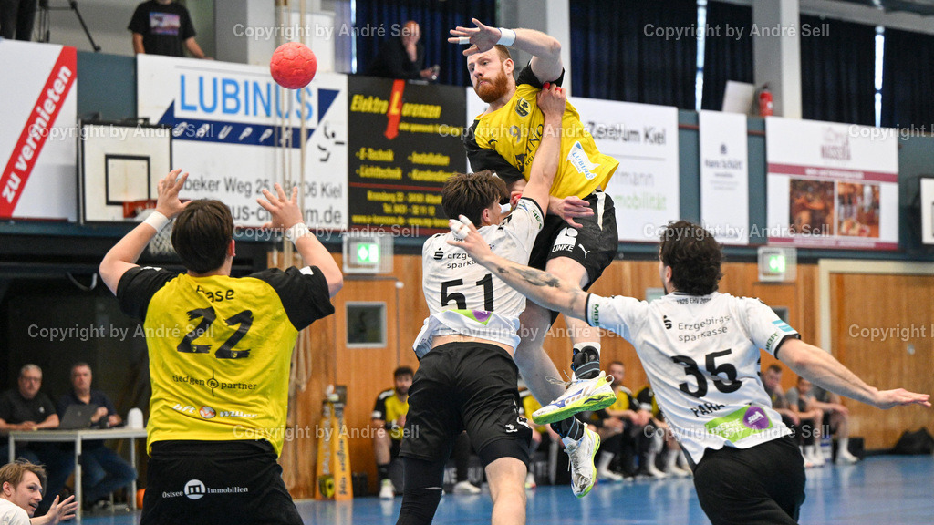 TSV Altenholz vs EHV Aue | Lukas Hase (TSVA #22) &amp; Lars Meereis (TSVA #9) vs Torben Lange (Aue #51) &amp; Sebastian Paraschiv (Aue #35) / Handball 3. Liga Nord-Ost Männer 2025/2026 / TSV Altenholz vs EHV Aue / Edgar-Meschkat-Halle / Altenholz / 18.04.26 - Realisiert mit Pictrs.com