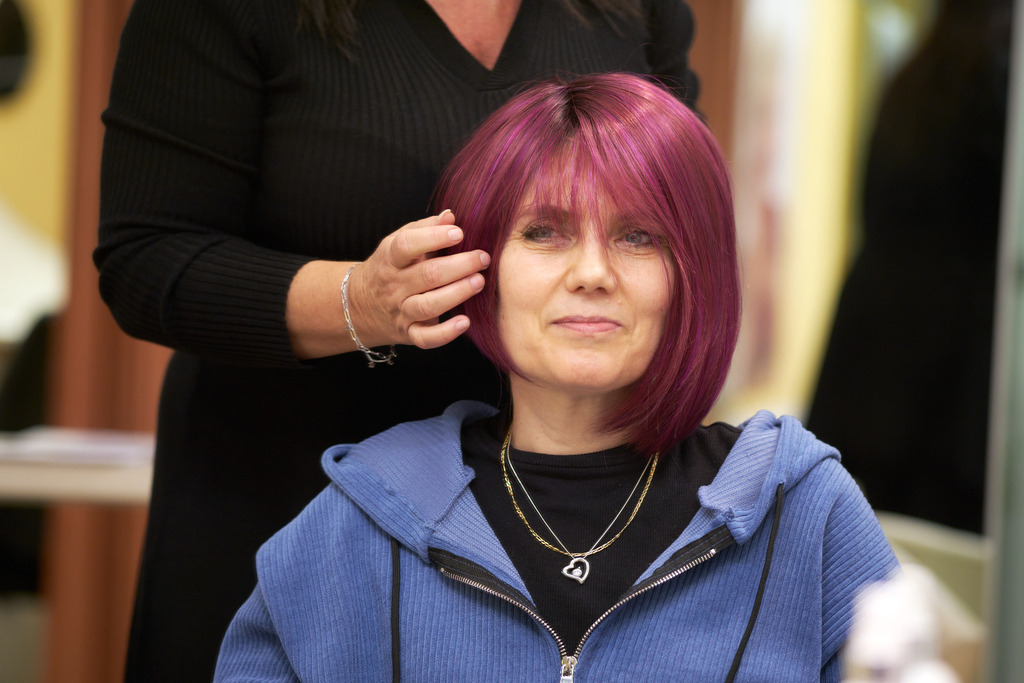 Kundin bekommt eine Perücke angepasst | WIen, Austria - February 02, 2023; Star Perückensalon GmbH.; eine Kundin vor dem Spiegel sitzend, bekommt eine Perücke angepasst. - Realisiert mit Pictrs.com