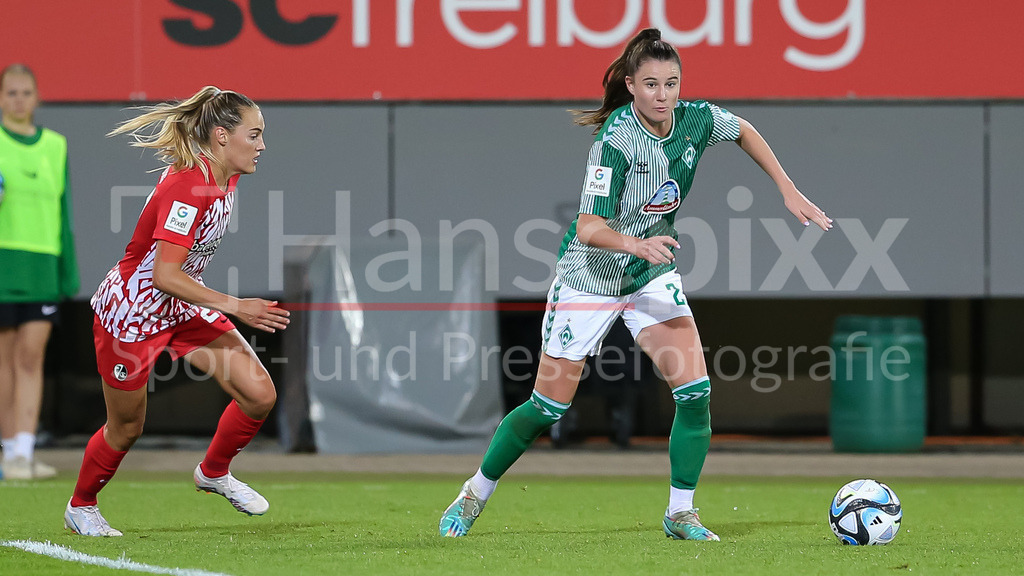 Fussball, Google Pixel Frauen-Bundesliga, SC Freiburg - SV Werder Bremen | v.li.: Marie Müller (SC Freiburg, 23) und Chiara Hahn (SV Werder Bremen, 21) im Zweikampf, Duell, Dynamik, Aktion, Action, Spielszene, DIE DFB-RICHTLINIEN UNTERSAGEN JEGLICHE NUTZUNG VON FOTOS ALS SEQUENZBILDER UND/ODER VIDEOÄHNLICHE FOTOSTRECKEN. DFB REGULATIONS PROHIBIT ANY USE OF PHOTOGRAPHS AS IMAGE SEQUENCES AND/OR QUASI-VIDEO.