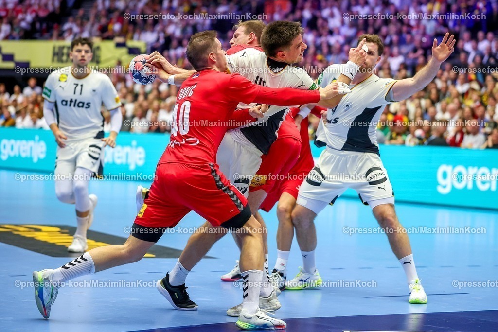 EHF17012602057 | 17.01.2026, Handball, Men's EHF EURO 2026, Deutschland - Serbien, Jyske Bank Boxen in Herning, Dänemark, Preliminary Round:  Stefan Dodic (Serbien #40) im Zweikampf gegen   Renars Uscins (Germany #23) 