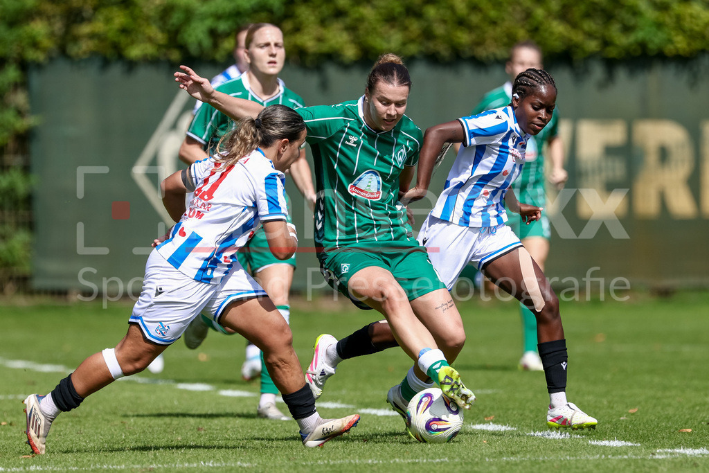 Fussball, Testspiel Frauen, SV Werder Bremen - SC Heerenveen | v.li.: Romaissa Boukakar (SC Heerenveen, 11), Larissa Mühlhaus (SV Werder Bremen, 7) und Ana Nassette (SC Heerenveen, 5) im Zweikampf, Duell, Dynamik, Aktion, Action, Spielszene