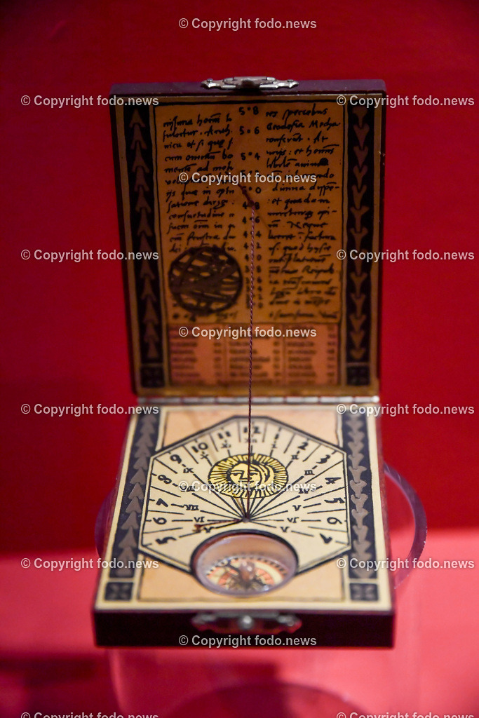 Peuerbach_ 11.01.2023-18 | 11.01.2023, Peuerbach, AUT, Georg von Peuerbach, im Bild Nachfolgemodell der Peuerbach`schen Klappsonnenuhr mit Kompas