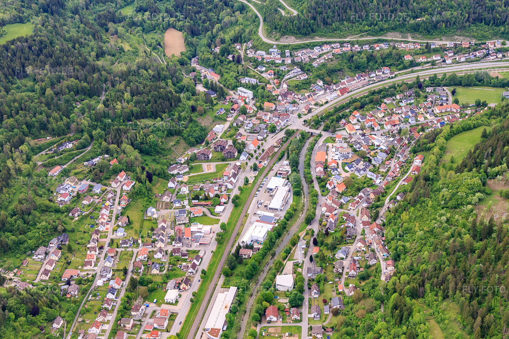Luftbild: Ortsansicht von Süden im Ortsteil Aistaig in Oberndorf im Bundesland Baden-Württemberg in Deutschland. Foto: IMG_114525.jpg vom 30.05.2019 durch Werner Riehm/FLY-FOTO.de