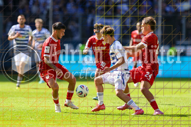 MSV Duisburg vs VfB Stuttgart II - 3. Liga | Duisburg, Deutschland, 02.08.25:   Samuele Di Benedetto (VfB Stuttgart II), Jan-Simon Symalla (MSV Duisburg) und Christopher Olivier (VfB Stuttgart II) im Kampf um den Ball waehrend des Spiels der 3. Liga MSV Duisburg vs VfB Stuttgart II in der schauinsland-reisen-arena(Foto von Brauer-Fotoagentur / Adrian Schlueter)