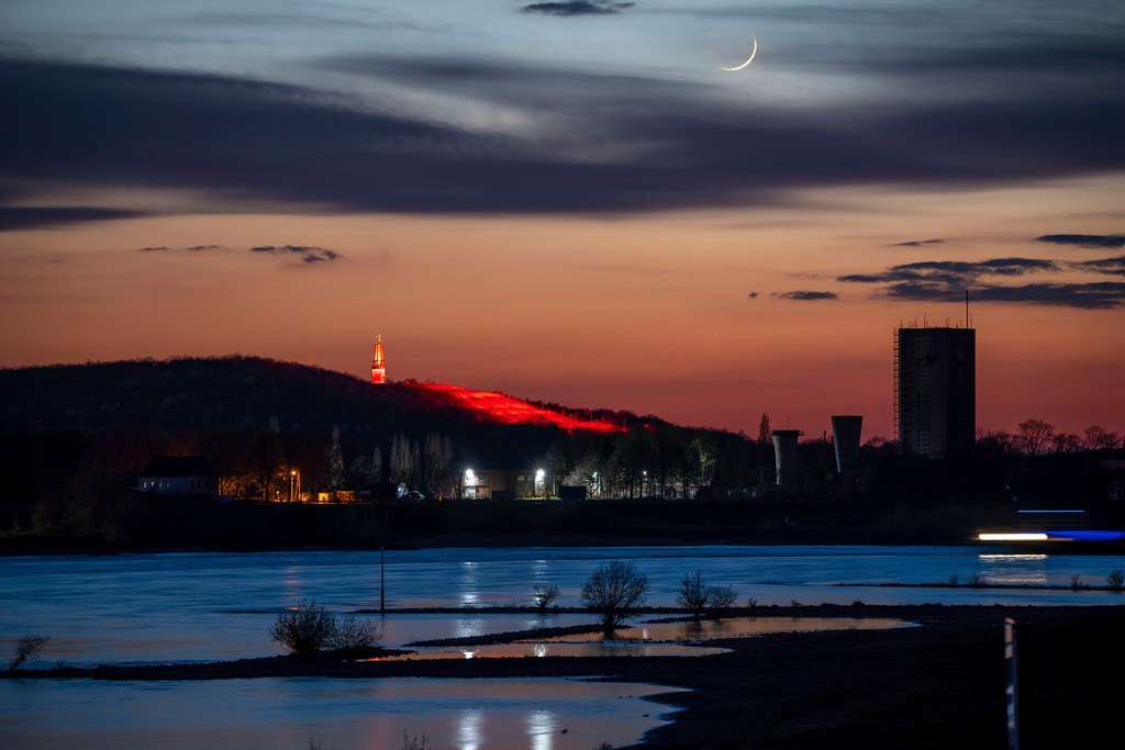 JT-210413 | Rhein bei Duisburg-Beeckerwerth, Halde Rheinpreussen in Moers, Haldenzeichen Das Geleucht, Lichtinstallation, Duisburg, NRW, Deutschland  - Realisiert mit Pictrs.com