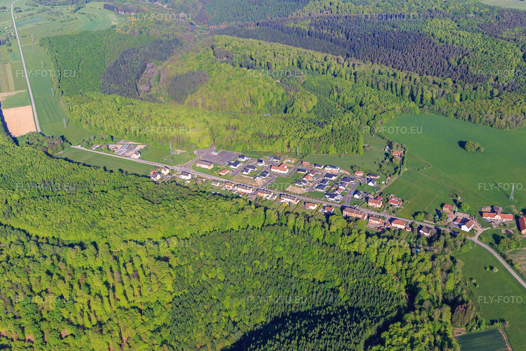 Vue aérienne: Vue du village avec parking pour l'exploitation Simserhof à Siersthal dans le département Moselle, France. Photo: IMG_146076.jpg prise le 01/05/2025 par Werner Riehm/FLY-FOTO.eu – Résolution de l'original: 5472 x 3648 px – Le Simserhof | Communauté de Communes du Pays de Bitche
