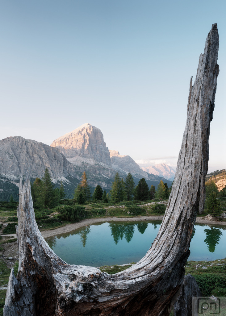 Limides Dolomiti | Der Lago di Limides in den Dolomiten ist ein malerischer Bergsee in der Region Venetien, Italien. Dieser See liegt in der Nähe des Passo Falzarego und bietet eine atemberaubende Kulisse für Naturliebhaber 