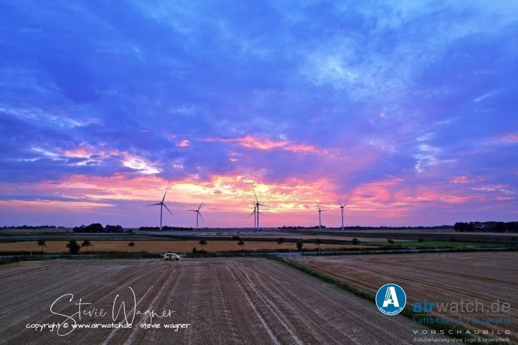 Windpark - Simonsberg | Entdecken Sie atemberaubende Luftbilder und Fotografien auf airwatch.de - Tauchen Sie ein in eine Welt voller faszinierender Aufnahmen aus der Vogelperspektive.