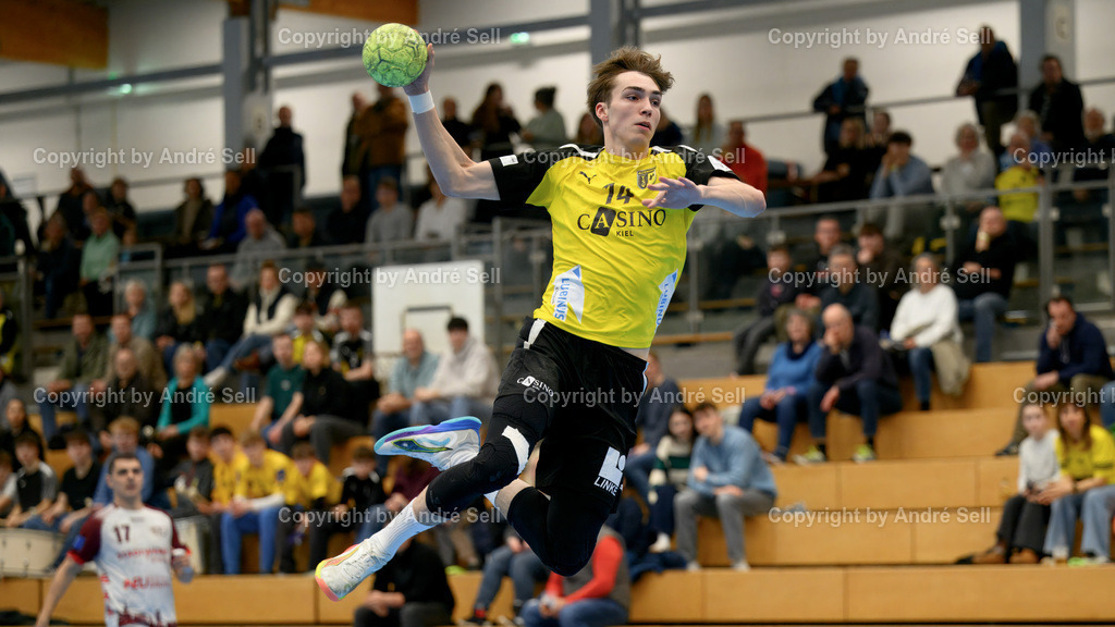 TSV Altenholz vs Stralsunder HV | Ben Szilagyi (TSVA #14) / Handball 3. Liga Nord-Ost Männer 2025/2026 / TSV Altenholz vs Stralsunder HV / Edgar-Meschkat-Halle / Altenholz / 01.03.26 - Realisiert mit Pictrs.com