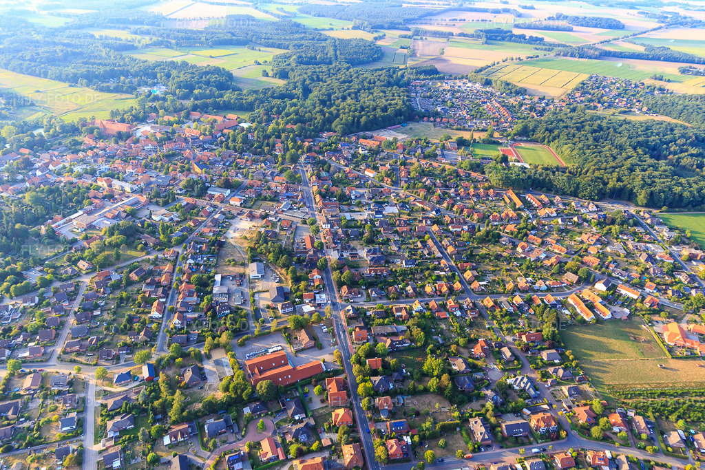 Luftbild: Bahnhofstr aus Süden in Ebstorf im Bundesland Niedersachsen in Deutschland. Foto: IMG_110088.jpg vom 16.08.2018 durch Werner Riehm/FLY-FOTO.de