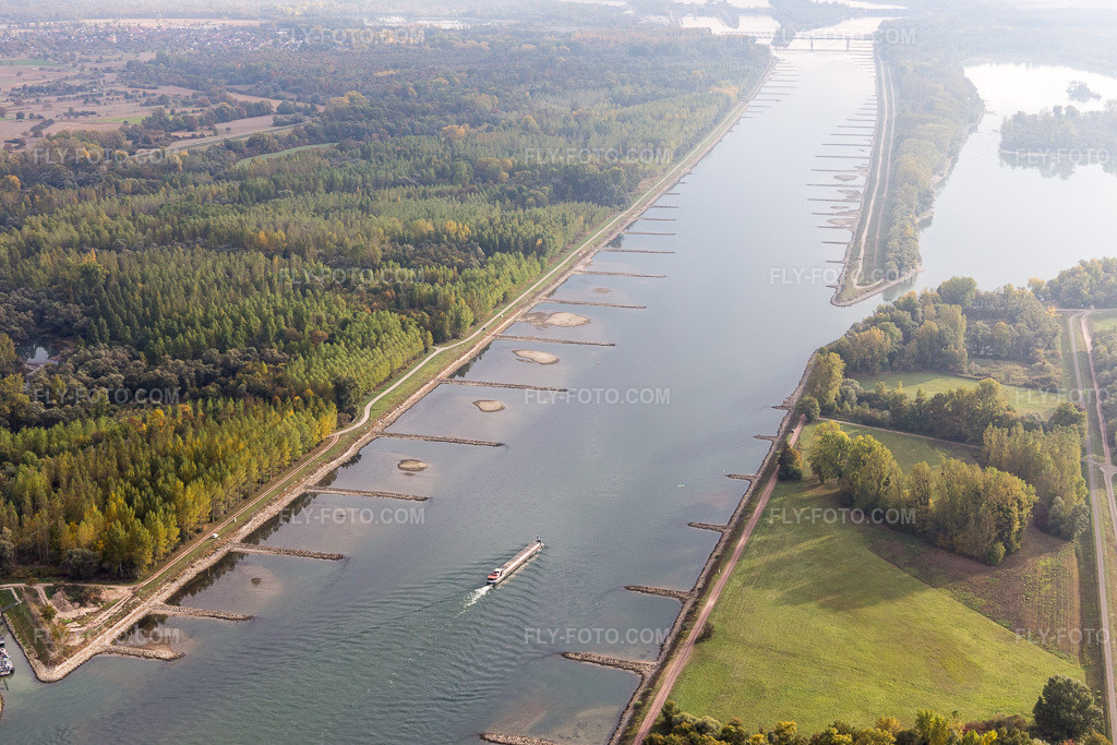 Aerial view: Port de Beinheim in Seltz in the state Bas-Rhin, France. – Photo: IMG_112036.jpg taken on 10/11/2018 by Werner Riehm/FLY-FOTO.com – Resolution of the original: 5472 x 3648 px