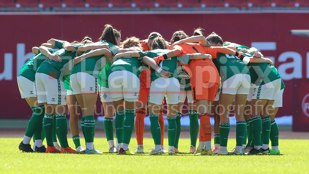 Fussball, Google Pixel Frauen-Bundesliga, 1. FC Nürnberg - SV Werder Bremen | v.li.: Spielerinnen des SV Werder Bremen schwören sich mit einem Mannschaftskreis ein, Teamkreis, Ansprache, Motivation, DIE DFB-RICHTLINIEN UNTERSAGEN JEGLICHE NUTZUNG VON FOTOS ALS SEQUENZBILDER UND/ODER VIDEOÄHNLICHE FOTOSTRECKEN. DFB REGULATIONS PROHIBIT ANY USE OF PHOTOGRAPHS AS IMAGE SEQUENCES AND/OR QUASI-VIDEO.