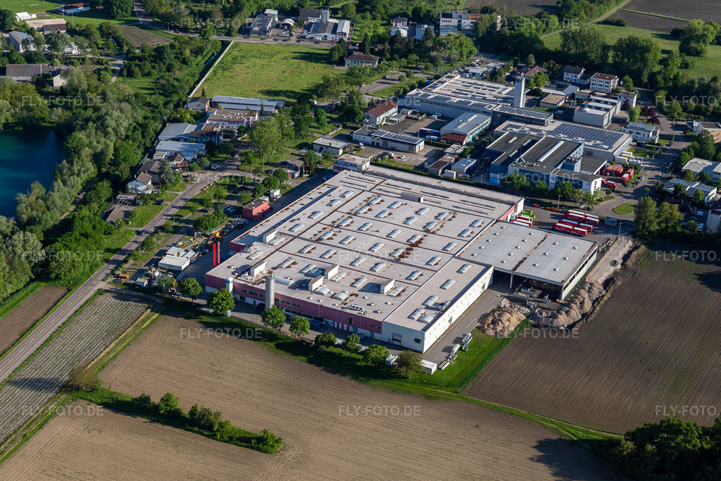 Luftbild: Werksgelände der Coca-Cola European Partners Deutschland GmbH in Neureut. im Ortsteil Neureut in Karlsruhe im Bundesland Baden-Württemberg in Deutschland. Foto: IMG_126750.jpg vom 28.05.2021 durch Werner Riehm/FLY-FOTO.de