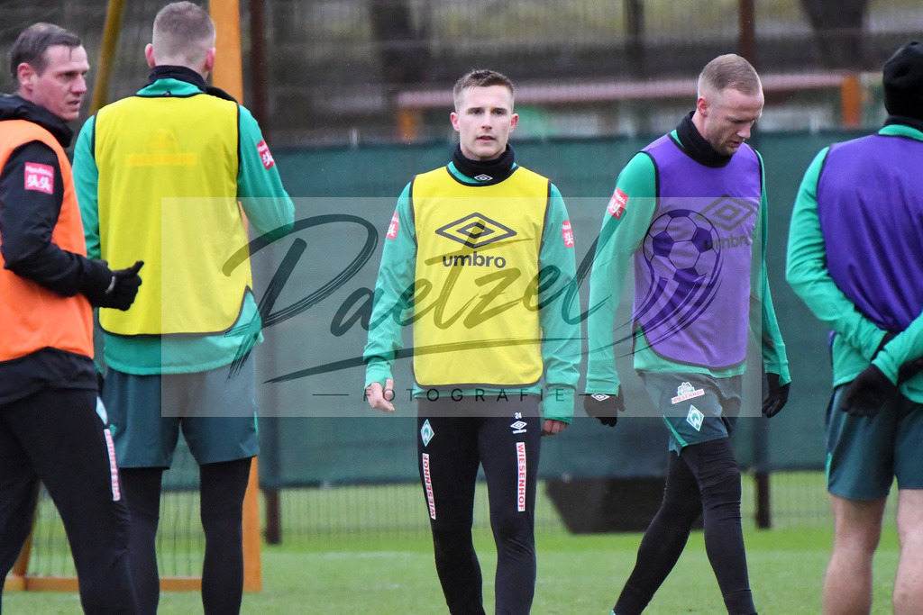 20200129_TRASVW_0052 | Fußball, Herren: Johannes Eggestein (SV Werder Bremen) schaut beim Training des SV Werder Bremen am 29.01.2020 im wohninvest Weserstadion in Bremen, Deutschland.(Foto von Nico Paetzel) - Realisiert mit Pictrs.com