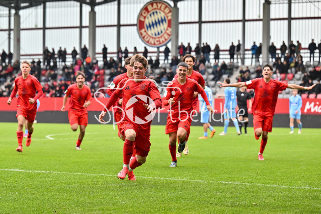 FC Bayern München U19 - TSV 1860 München U19 | Grenzenloser Jubel nach dem Treffer zum 2-1 fuer den FC BAyern durch Maximilian SCHUHBAUER (FC Bayern U19 #14) / Tor / Torschuetze / Freude / Happy / U19 DFB Nachwuchsliga: FC Bayern Muenchen U19 - TSV 1860 Muenchen U19, FC Bayern Campus am 02.11.2024
