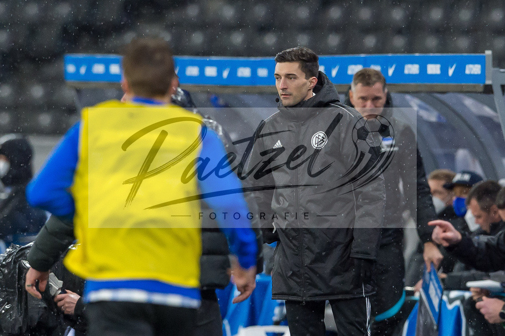 HERBOC20220204_288 | Fussball, Herren: Vierter Offizieller Florian Badstuebner schaut bei dem Spiel der 1. Bundesliga zwischen Hertha BSC und VfL Bochum im Olypiastadion am 04.02.2022 in Berlin, Deutschland.DFB / DFL REGULATIONS PROHIBIT ANY USE OF PHOTOGRAPHS AS IMAGE SEQUENCES AND/OR QUASI-VIDEO. - Realisiert mit Pictrs.com