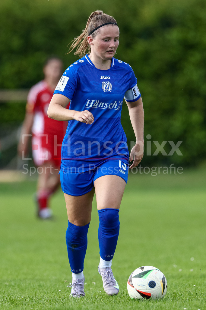 Fussball, Testspiel Frauen, SV Meppen - SpVg Aurich | Ayleen Seyen (SV Meppen, 13) am Ball, Einzelbild, Ganzkörper, Aktion, Action, Spielszene
