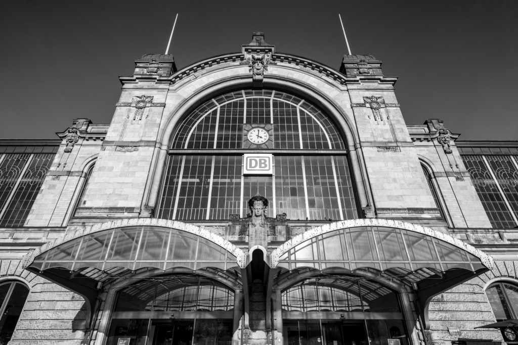 10230204 - Hamburg Dammtor | Die Fassade des Bahnhofs Dammtor im Sonnenlicht. 