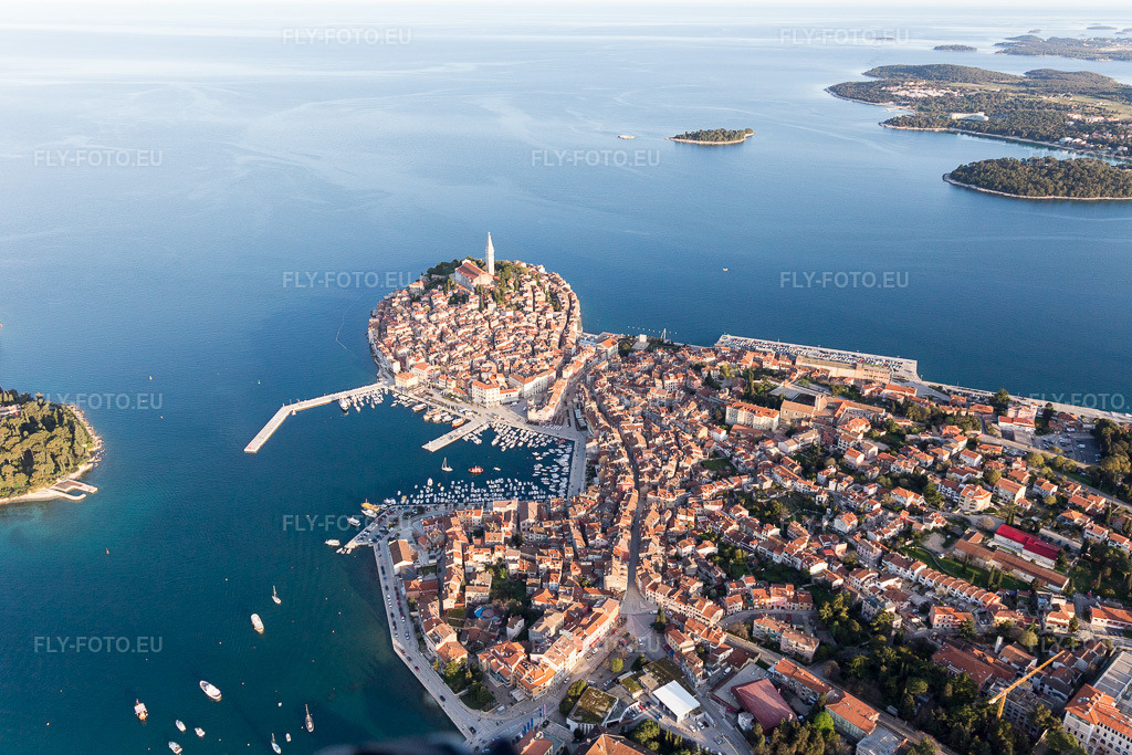 Vue aérienne: Vue de la ville à Rovinj dans le département Gespanschaft Istrien, Croatie. Photo: IMG_106273.jpg prise le 14/04/2018 par Werner Riehm/FLY-FOTO.eu – Résolution de l'original: 5472 x 3648 px