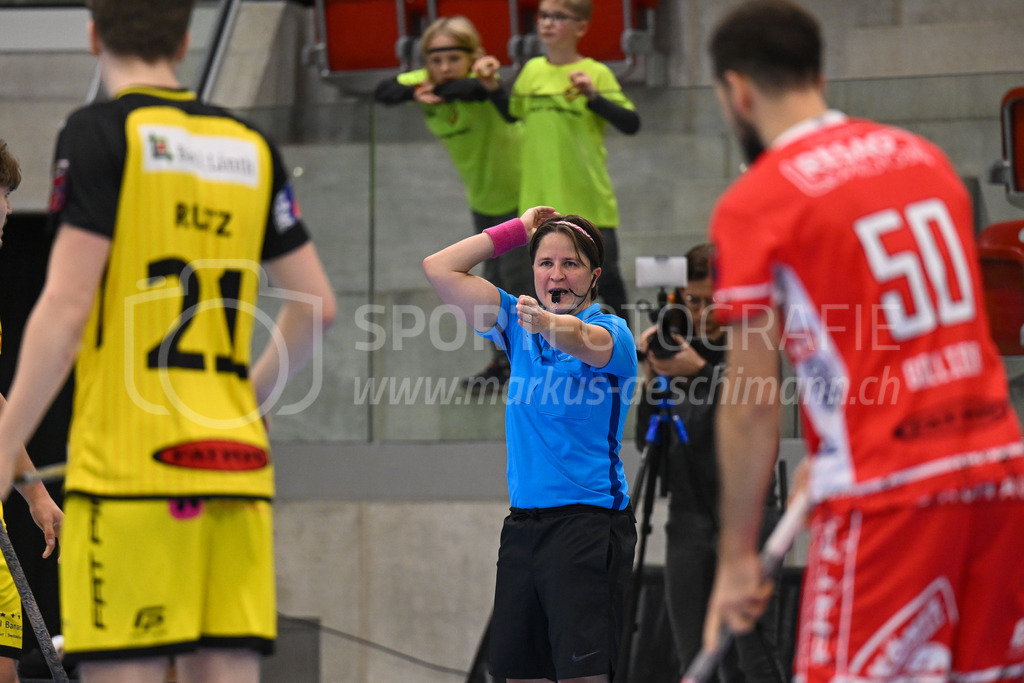 HC Rychenberg vs Floorball Köniz - 18. Dezember 2022 | HC Rychenberg vs Floorball Köniz
AXA Arena, Winterthur
Schiedsrichterin Corina Wehinger.
Bild: Sportfotografie Markus Aeschimann | www.markus-aeschimann.ch - Realisiert mit Pictrs.com