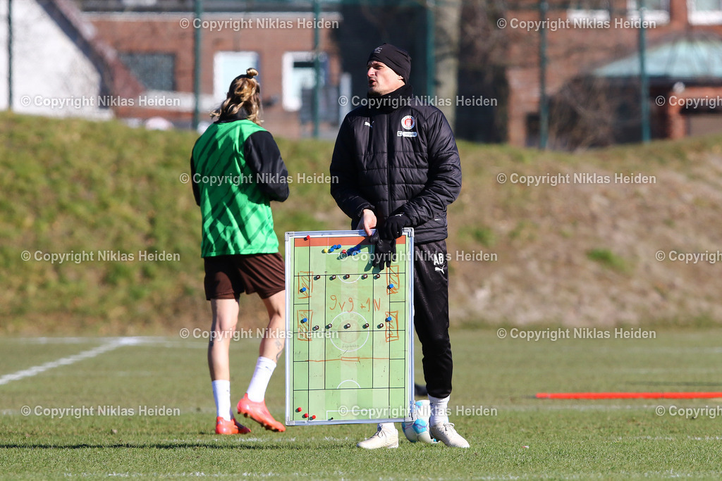 NH_FCStPauli_Training_18022025 | Alexander Blessin (Trainer, FC St. Pauli)Fußball I Herren I Training I Saison 2024-2025 I FC St. Pauli I 18.02.2025 I Trainingszentrum FC St. Pauli - Realisiert mit Pictrs.com