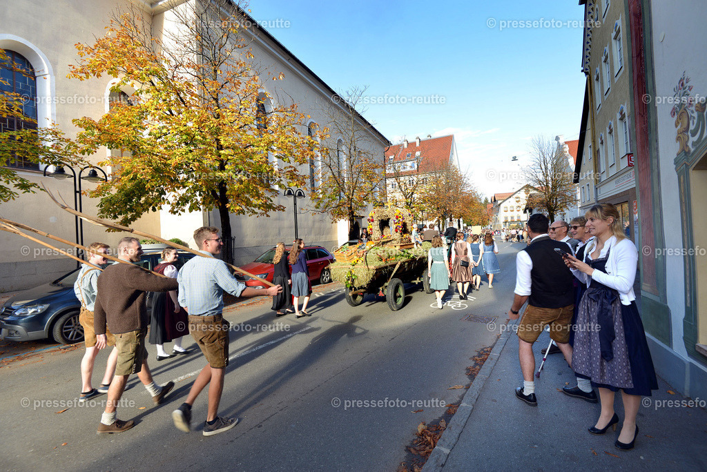 news-2022-Okt16-LJ_Erntedank_-WEISSENBACH-WTV_4829 | Info aus dem Bezirk Reutte/Ausserfern Tirol sowie eine umfangreiche Bilddatenbank über die gesamte Region: Lechtal, Talkessel Reutte, Tannheimertal, Zwischentoren. Lech, Plansee, Zugspitze, Grenztunnel, B179, Fernpassstraße, Verkehr, Lawinen, Tradition, - Realisiert mit Pictrs.com
