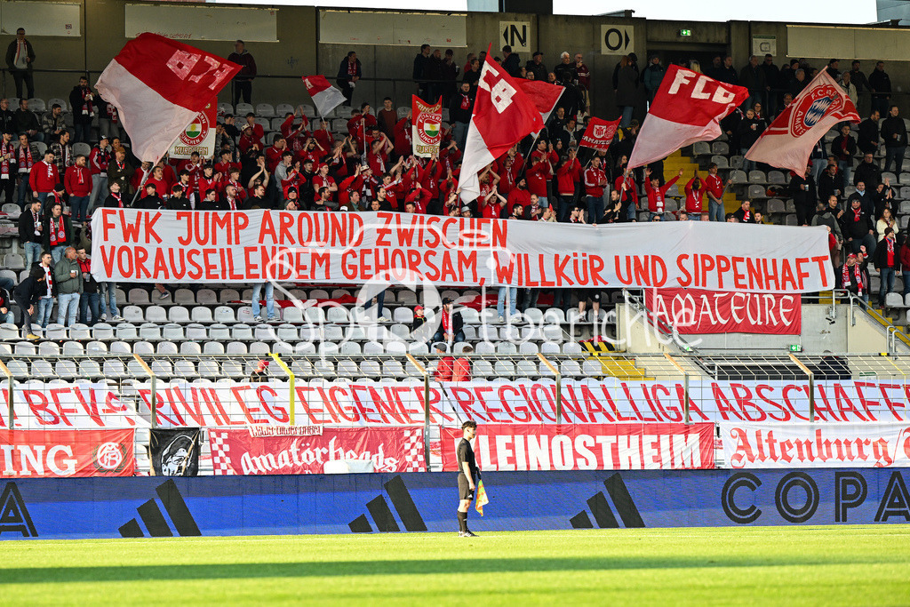 FC Bayern Amateure - Türkgücü München | Spruchband der Bayern Amateure Fans / Wuerzburger Kickers / BFV / Regionalliga Bayern: FC Bayern Muenchen II - Tuerkguecue Muenchen, Gruenwalder Stadion am 09.05.2025