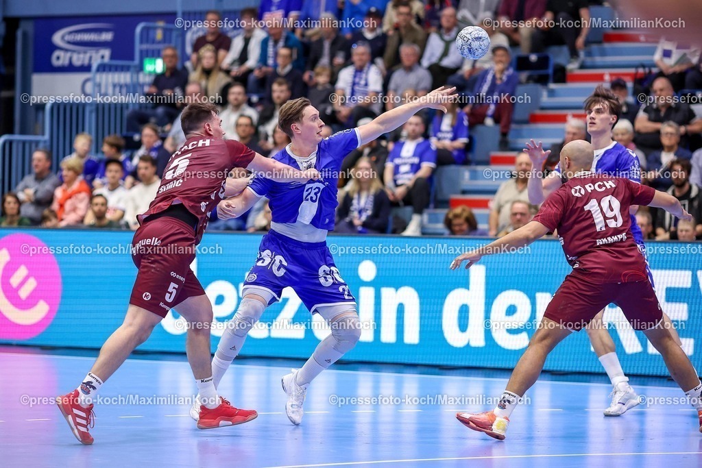 Gum25042501046 | 25.04.2025, Handball, HBL, VfL Gummersbach - 1. VfL Potsdam, Schwalbe-Arena: Josip Simic (VfL Potsdam #05) gegen Ole Pregler (GUM #23) 