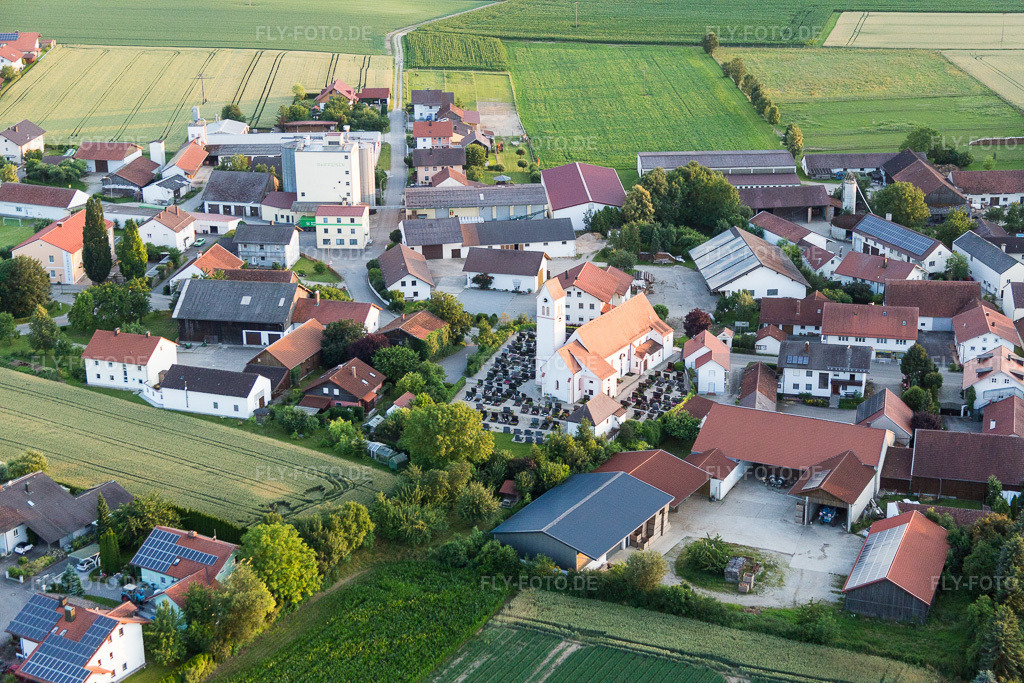 Luftbild: Pfarrkirche St. Martin Oberpöring in Oberpöring im Bundesland Bayern in Deutschland. Foto: IMG_090391.jpg vom 01.07.2016 durch Werner Riehm/FLY-FOTO.de