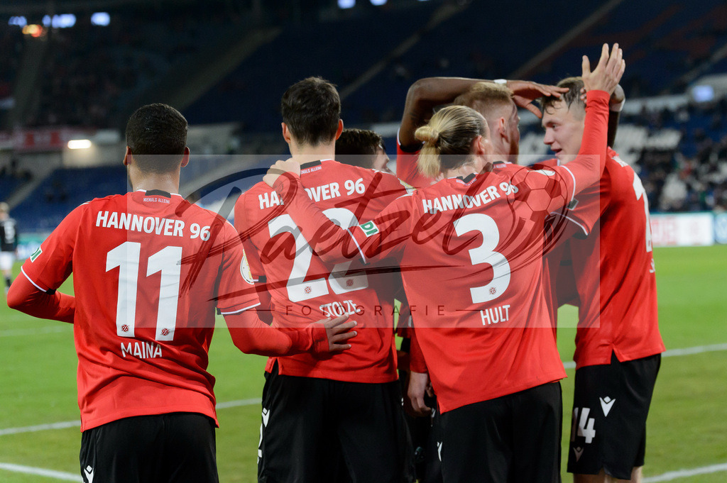 H96DUS20211027_010 | Fussball, Herren: Sebastian Kerk (Hannover 96) Torjubel, jubelt mit seiner Mannschaft nach dem Treffer zum 1:0 bei dem Spiel der 2. Runde im DFB-Pokal zwischen Hannover 96 und Fortuna Duesseldorf in der HDI-Arena am 27.10.2021 in Hannover, Deutschland.DFB / DFL REGULATIONS PROHIBIT ANY USE OF PHOTOGRAPHS AS IMAGE SEQUENCES AND/OR QUASI-VIDEO. - Realisiert mit Pictrs.com