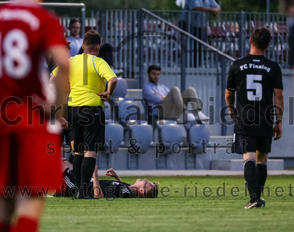 2023-07-20_072_FC_Finsing_gegen_TSV_Wartenberg | Finsing, Deutschland, 20.07.2023:
Fußball, Kreisliga 2023 / 2024, Testspiel, FC Finsing gegen TSV Wartenberg, Endergebnis: 1:0

Schiedsrichter Fabian Liebl, Leonhard Hölzl (FC Finsing, #5)

Foto: Christian Riedel / fotografie-riedel.net