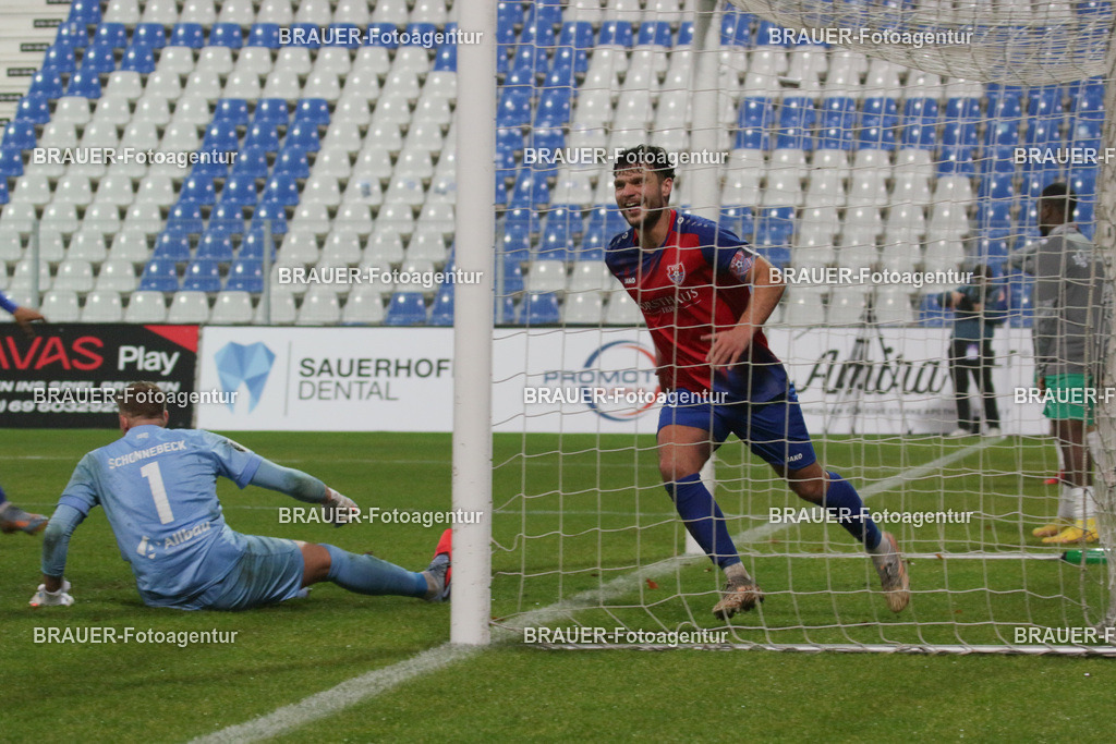 15.11.2025 KFC Uerdingen - SPVG Schonnebeck | Krefeld, Deutschland, 15.11.2025: Ole Pägffgen (KFC Uerdingen) erzielt den Siegtreffer während des Oberliga Niederrhein Spiels zwischen KFC Uerdingen  - Spvg Essen Schonnebeck am 15.11. 2025 im Krefelder Grotenburg - Stadion in Krefeld, Deutschland. (Foto Ralph Görtz / Brauer-Fotoagentur)