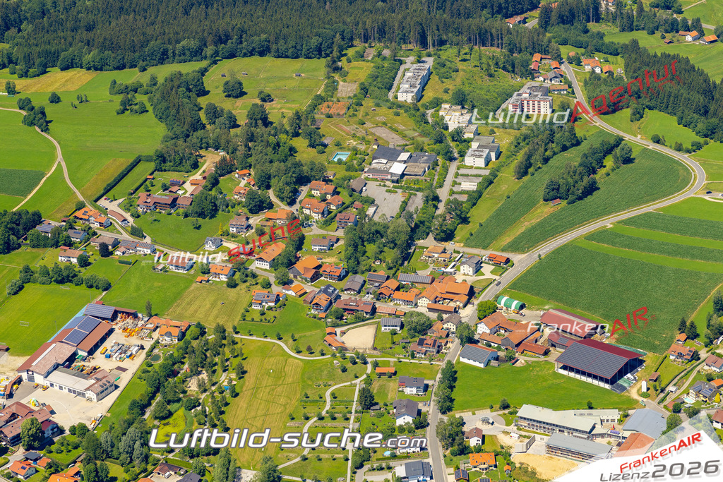 Aktuelles Luftbild von  Bischofsmais - Die Luftaufnahme wurde 2022 mittels UL-Flugzeug erstellt ( keine Drohne ) - hochauflösende Kamera-Systeme von  Canon -Beste Qualität - Für grossformatige Ausdrucke geeignet. Die Geschenkidee !