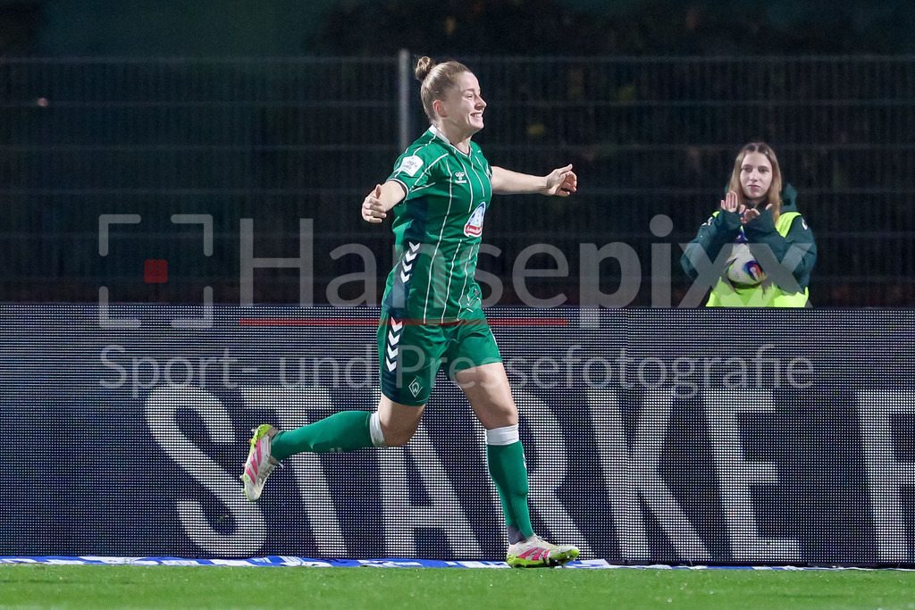Fussball, Google Pixel Frauen-Bundesliga, SV Werder Bremen - RB Leipzig | Torschützin Michelle Ulbrich (SV Werder Bremen, 5) mit Torjubel, Jubel, jubeln, jubelt, optimistisch, Spielszene, Highlight, Freude über das Tor zum 1:0, DIE DFB-RICHTLINIEN UNTERSAGEN JEGLICHE NUTZUNG VON FOTOS ALS SEQUENZBILDER UND/ODER VIDEOÄHNLICHE FOTOSTRECKEN. DFB REGULATIONS PROHIBIT ANY USE OF PHOTOGRAPHS AS IMAGE SEQUENCES AND/OR QUASI-VIDEO.