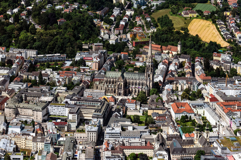 dr__0092184.jpg | LINZ 14.06.2022 Kirchengebäude des Domes " Linzer Mariendom " in der Altstadt an der Herrenstraße im Ortsteil Innenstadt in Linz in Oberösterreich, Österreich. 