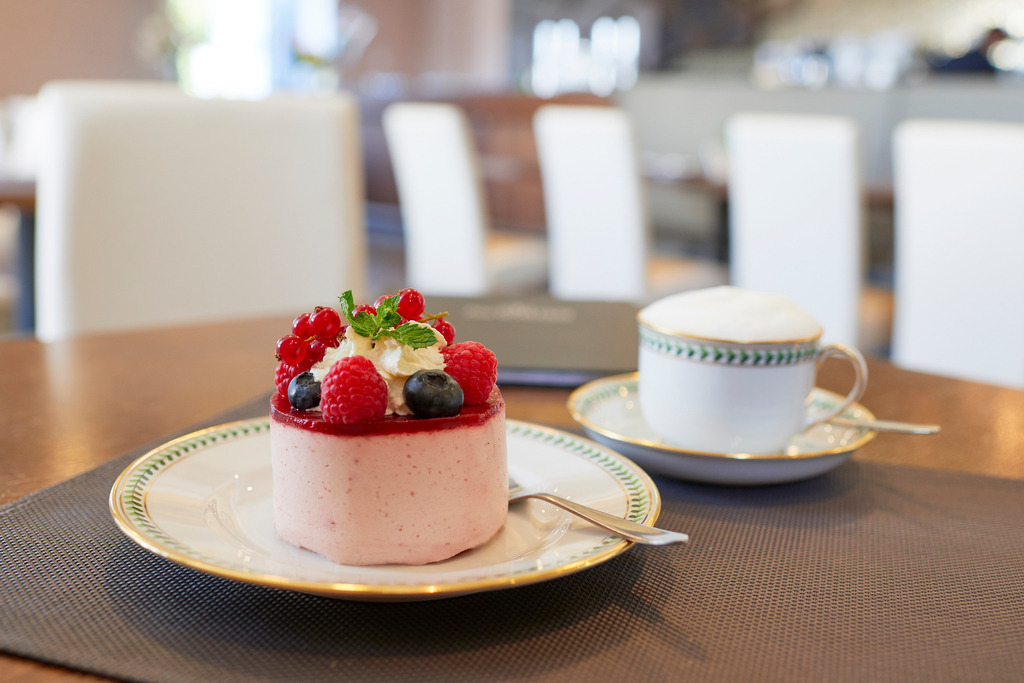 Cafe Restaurant Augarten | Wien, Austria - September 05, 2017: Cafe Restaurant Augarten, Himbeer-Joghurt-Törtchen mit Melange, im Lokal. - Realisiert mit Pictrs.com