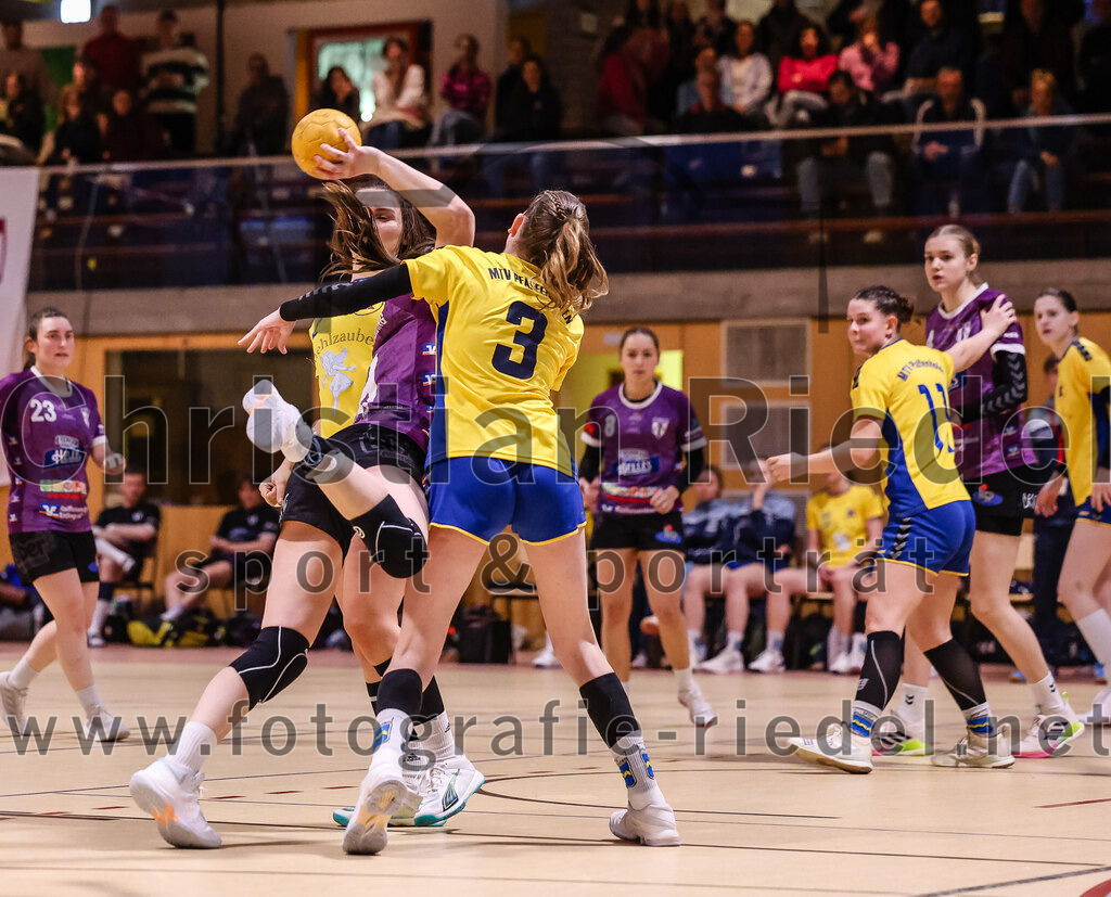 2025-02-15_072_SpVgg_Altenerding_gegen_MTV_Pfaffenhofen | Erding, Deutschland, 15.02.2025:Handball, Bezirksoberliga Frauen Altbayern 2024 / 2024, 14. Spieltag, SpVgg Altenerding gegen MTV Pfaffenhofen, Endergebnis: 27:23Lene Köhn (MTV Pfaffenhofen, #3), Leonie Sterz (MTV Pfaffenhofen, #11)Foto: Christian Riedel / fotografie-riedel.net